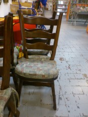 51156. Keményfa székek párnával.