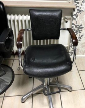 Állítható magasságu fodrász szék.