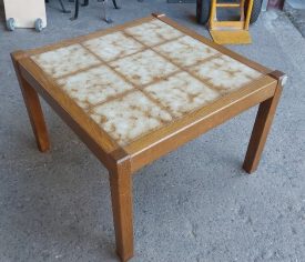 Kerámia lapos négyzet alakú dohányzóasztal.