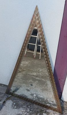 Háromszög alakú tükör.