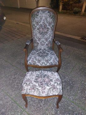 Barokk stílusú karfás fotel, lábtartóval.