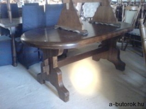 21117. Ovális rusztikus tölgyfa asztal.