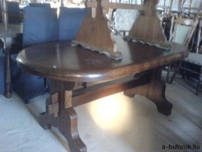 21117. Ovális rusztikus tölgyfa asztal.