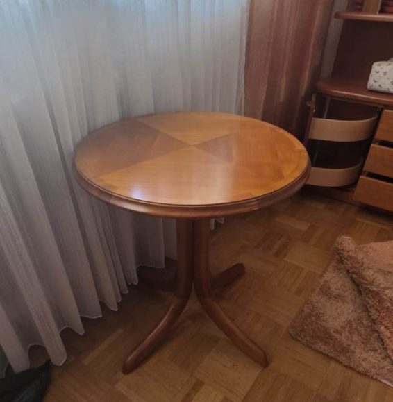 Magas intarziás asztalka.