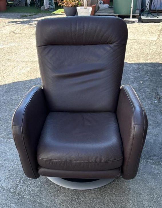 Forgós bőr relax fotel lábtartó funkcióval.