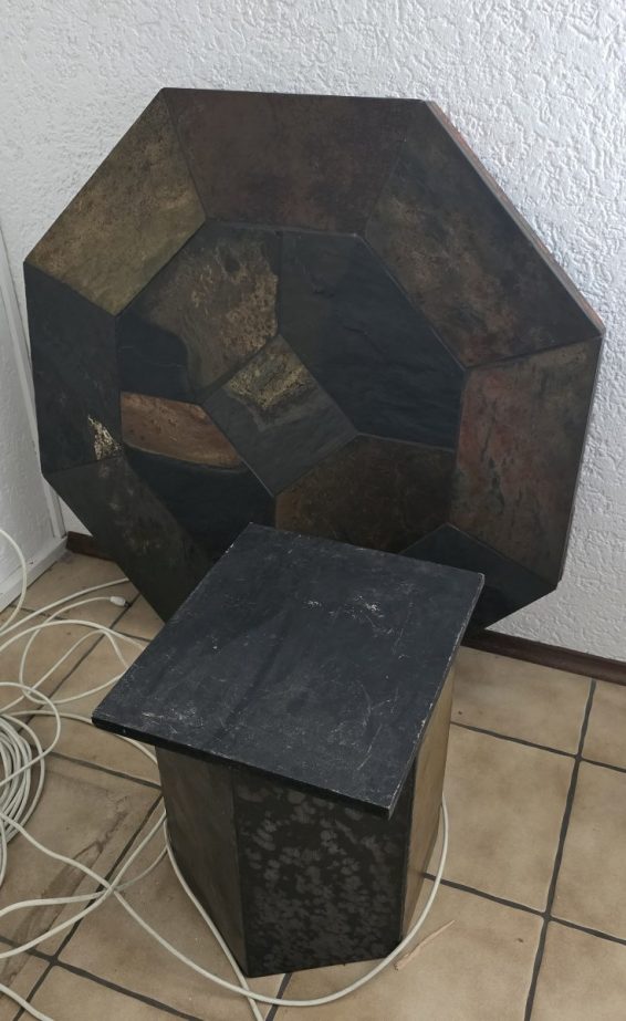 Nyolcszögletes kőlapos nappali asztal.