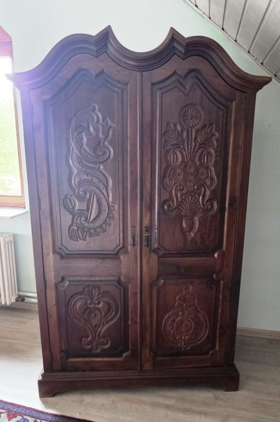 Faragott mintás gardróbszekrény.