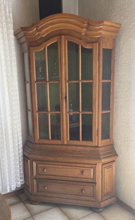 Vitrines tálaló szekrény.