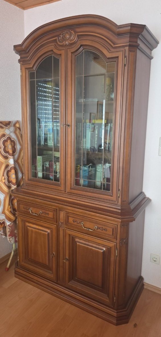 Kicsi tálalószekrény.