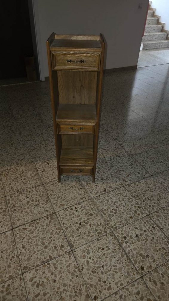 Keskeny szekrény.