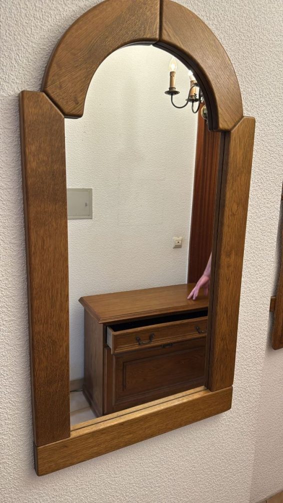Rusztikus fakeretes tükör.